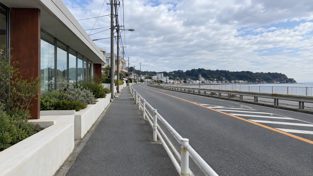 由比ガ浜沿いの道路(AI生成の参考イメージ)