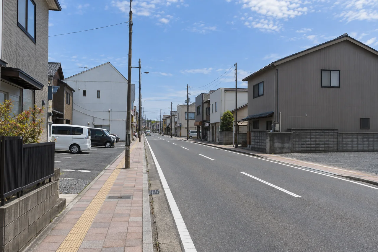 城東側の街並みを走る区間（AI生成の参考イメージ）