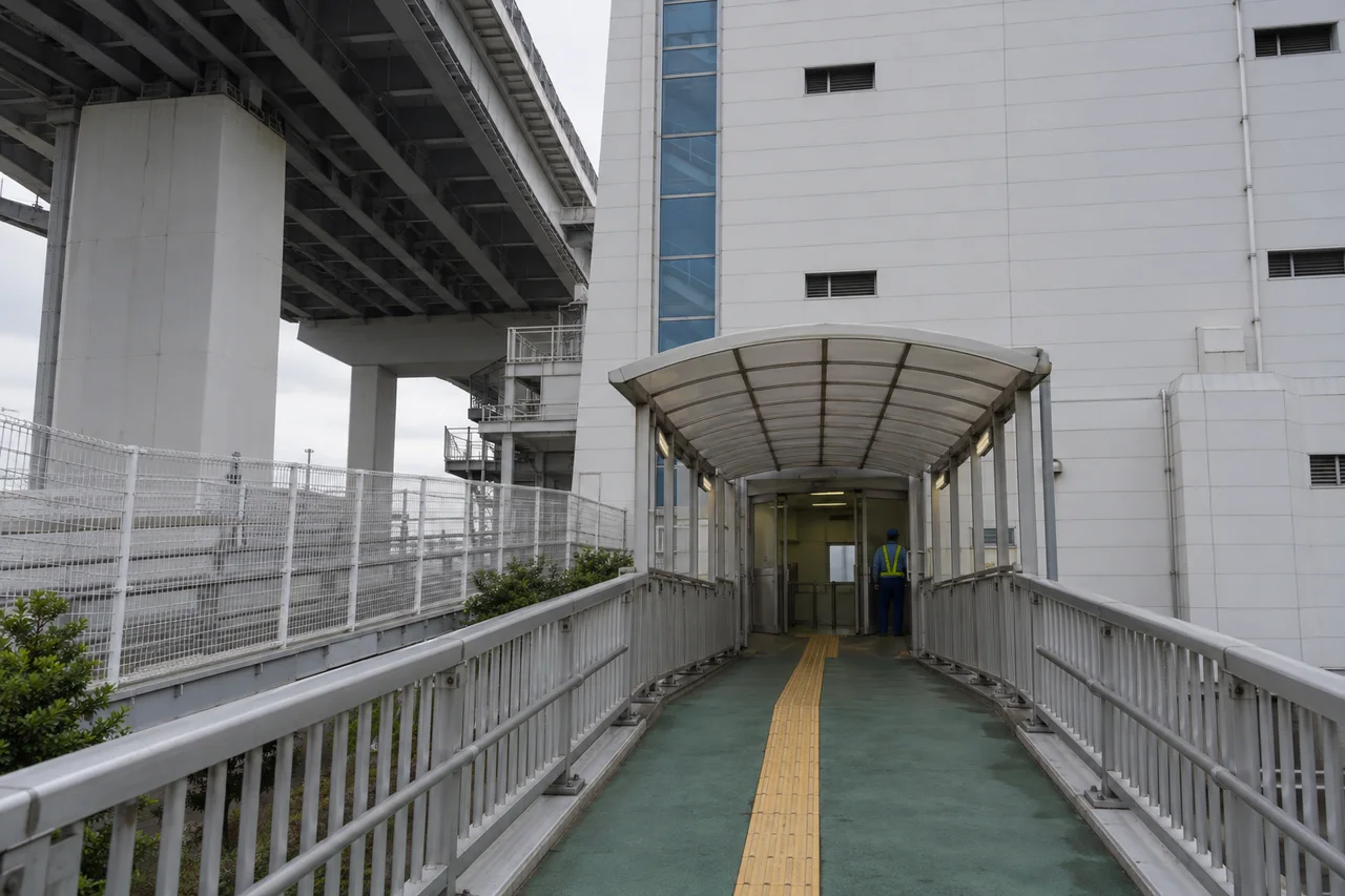 芝浦側の遊歩道入口（AI生成の参考イメージ）