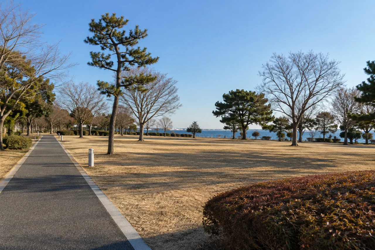 芝生と木立のそばを通る園路(AI生成の参考イメージ)