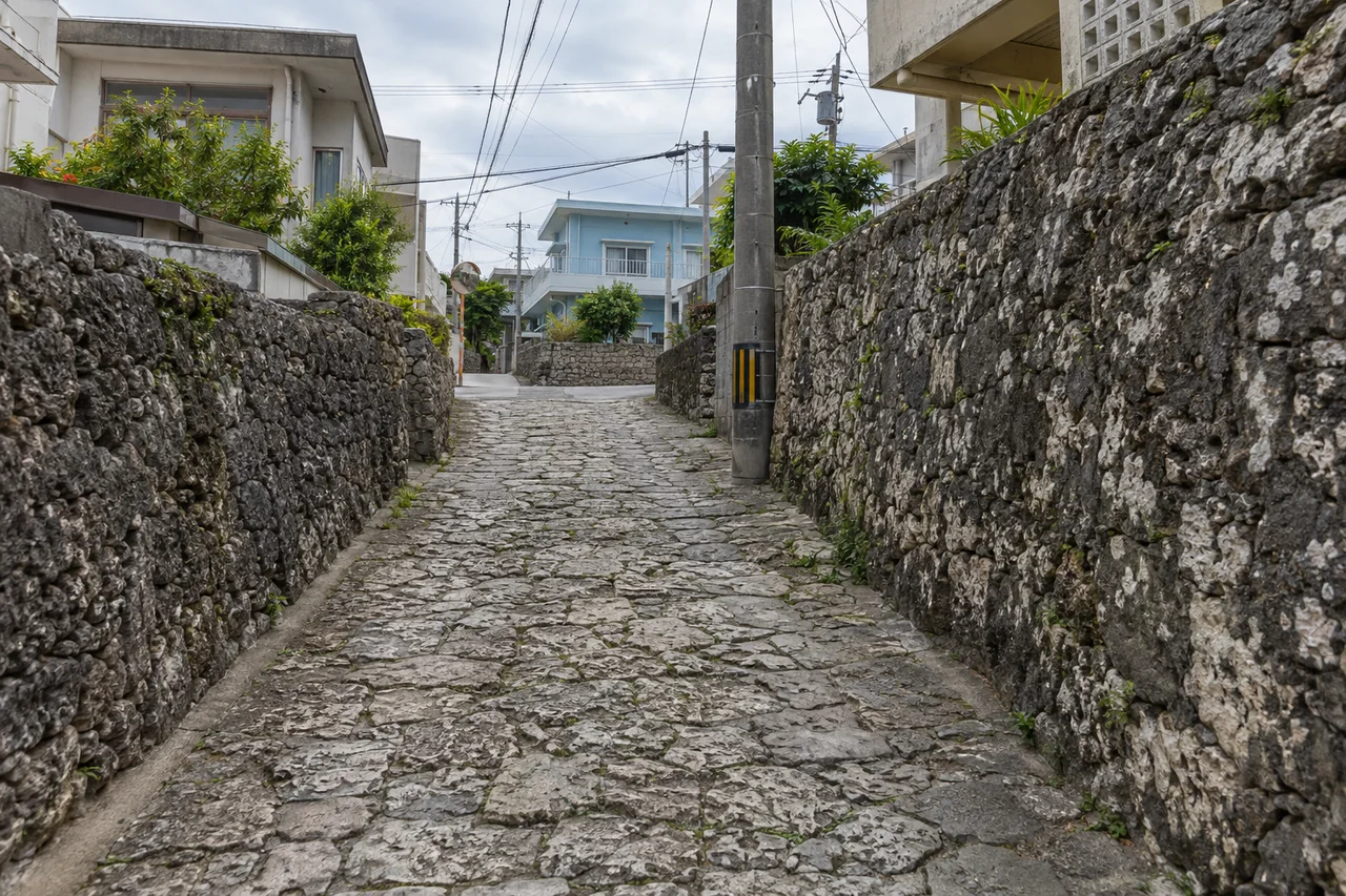 首里金城町の石畳道（AI生成の参考イメージ）