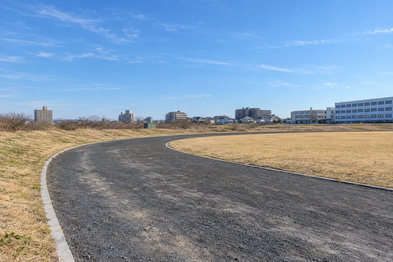 コース脇の古市場陸上競技場(AI生成の参考イメージ)