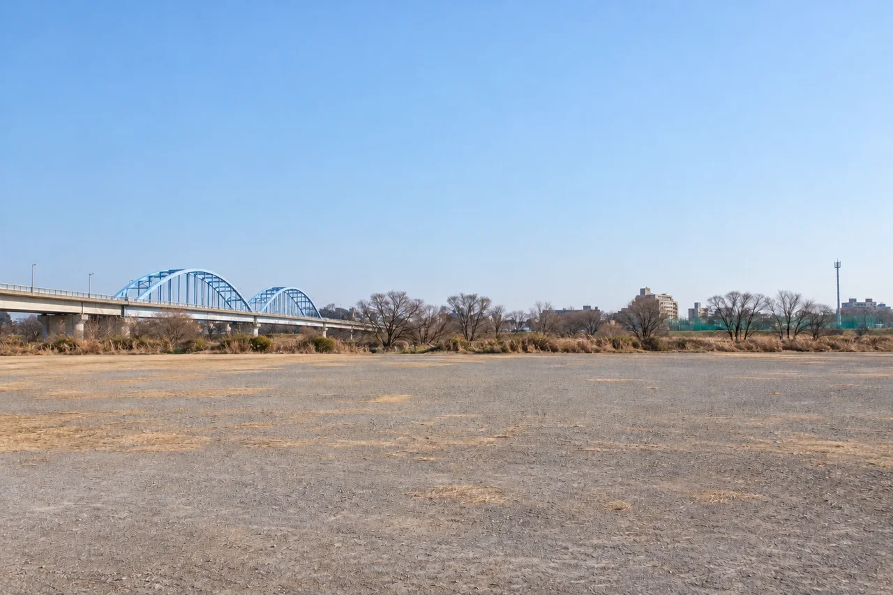 丸子橋と河川敷の広場(AI生成の参考イメージ)