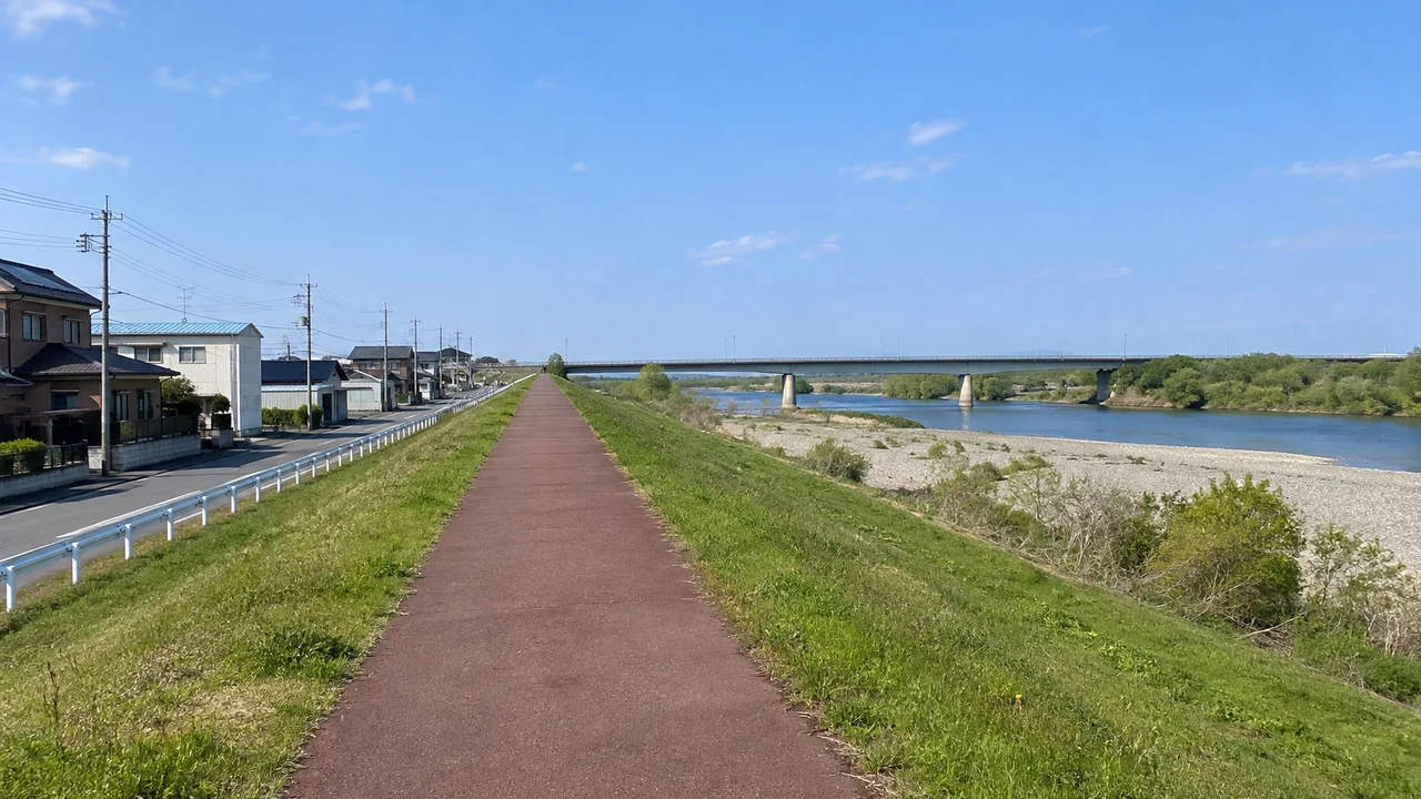 最後の折り返しからも、約6km・多摩川沿いを会場へ戻る道・南東向き（AI生成の参考イメージ）