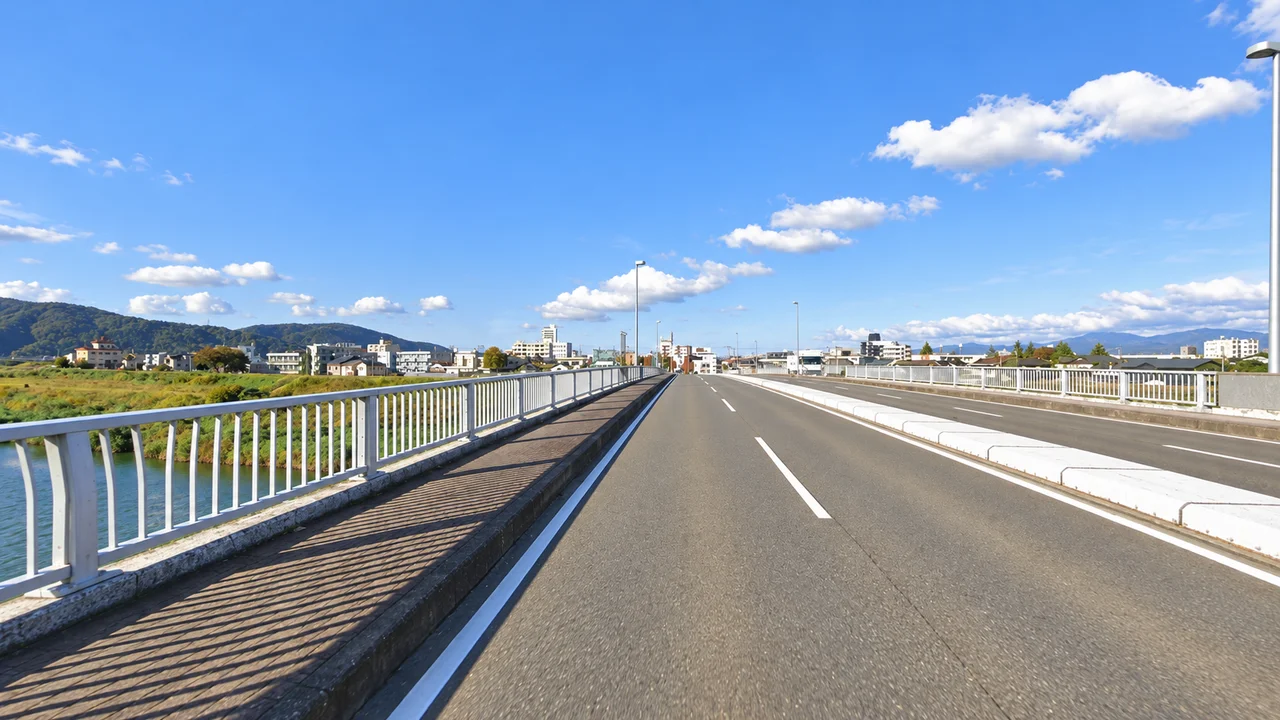 最後に二つの上りを越える・終盤の新明里橋(AI生成の参考イメージ)