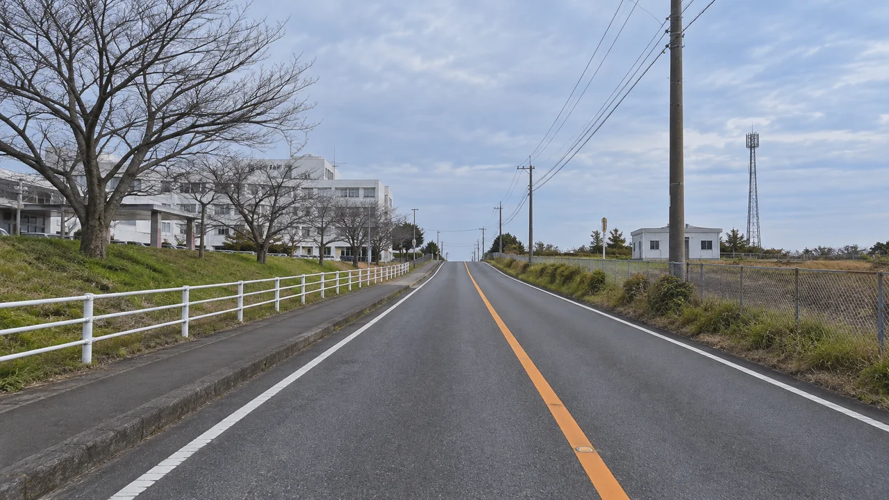 最後にもう一度、大きく上る・終盤の高い地点の道路(AI生成の参考イメージ)