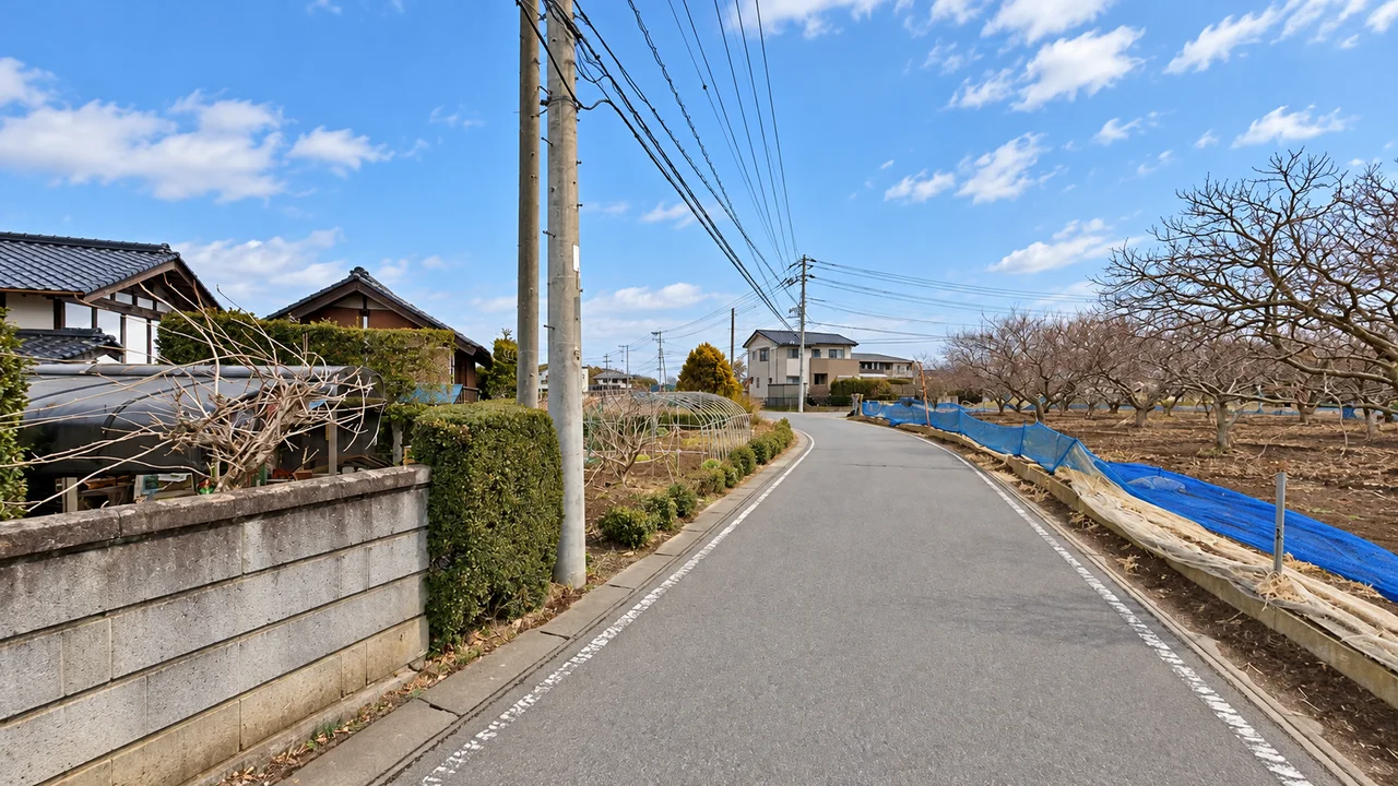 峠のあとにも、トンネル付近の坂・終盤に通る集落の道（AI生成の参考イメージ）