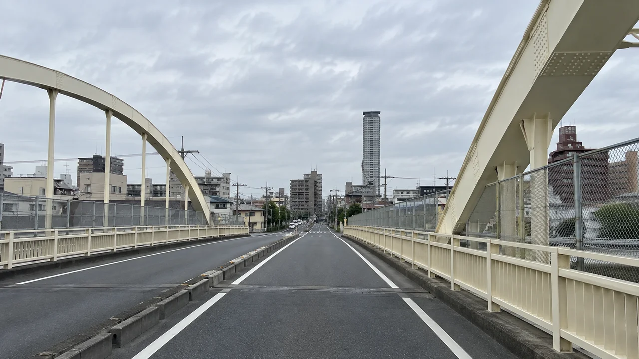 小さな陸橋を、一つずつ越える・浜手幹線の陸橋・東向き(AI生成の参考イメージ)
