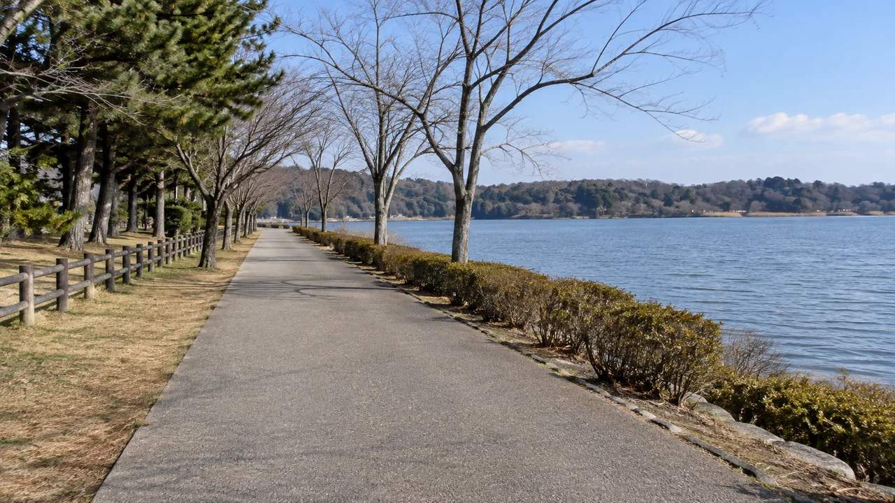 千波湖沿いで、いったん平坦に・千波湖畔・西南西向き（AI生成の参考イメージ）