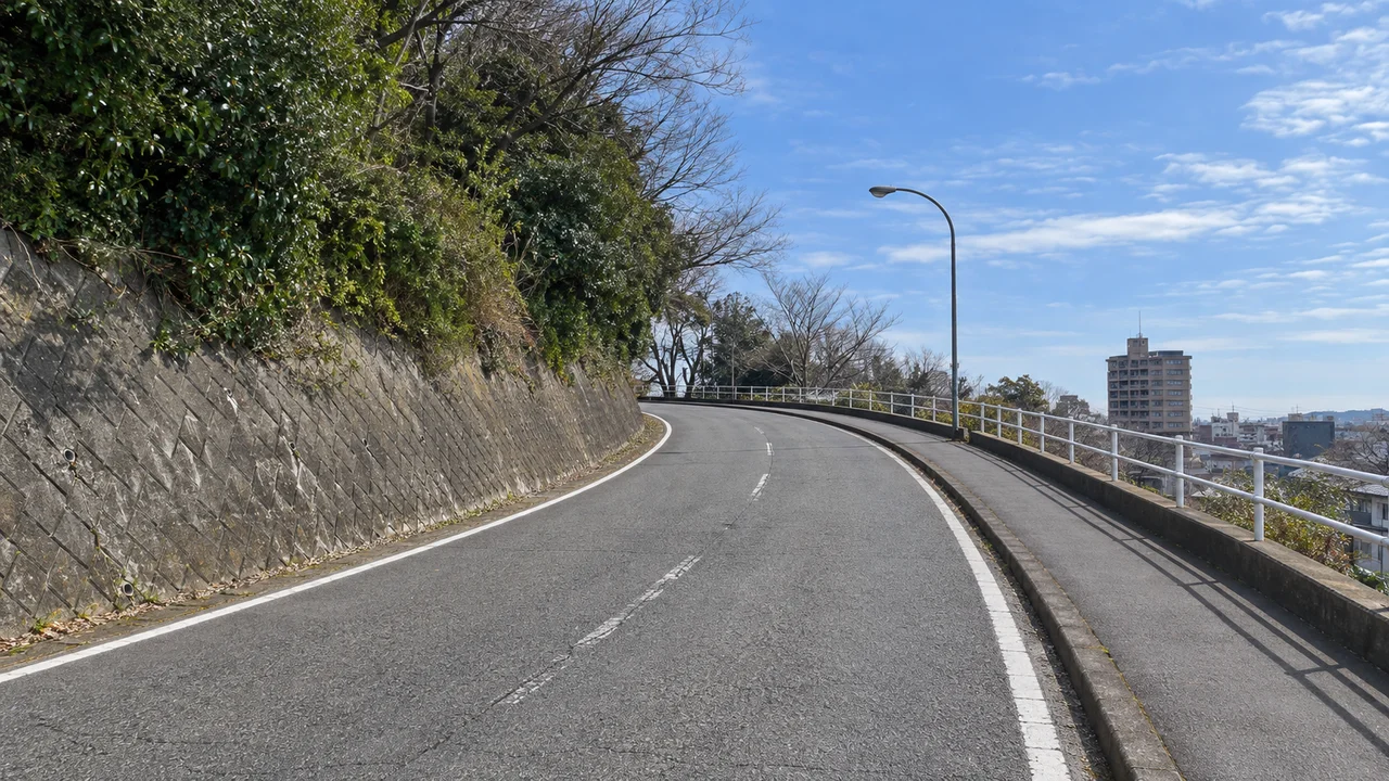 ゴール目前の「ラスボス坂」・終盤の坂・西向き（AI生成の参考イメージ）