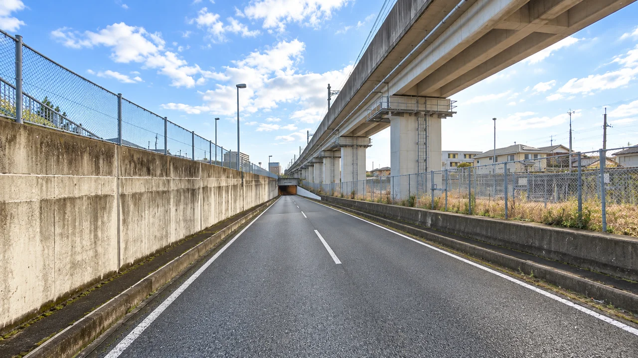 トンネルを通って折り返しへ・守谷トンネルへ入る下り（AI生成の参考イメージ）