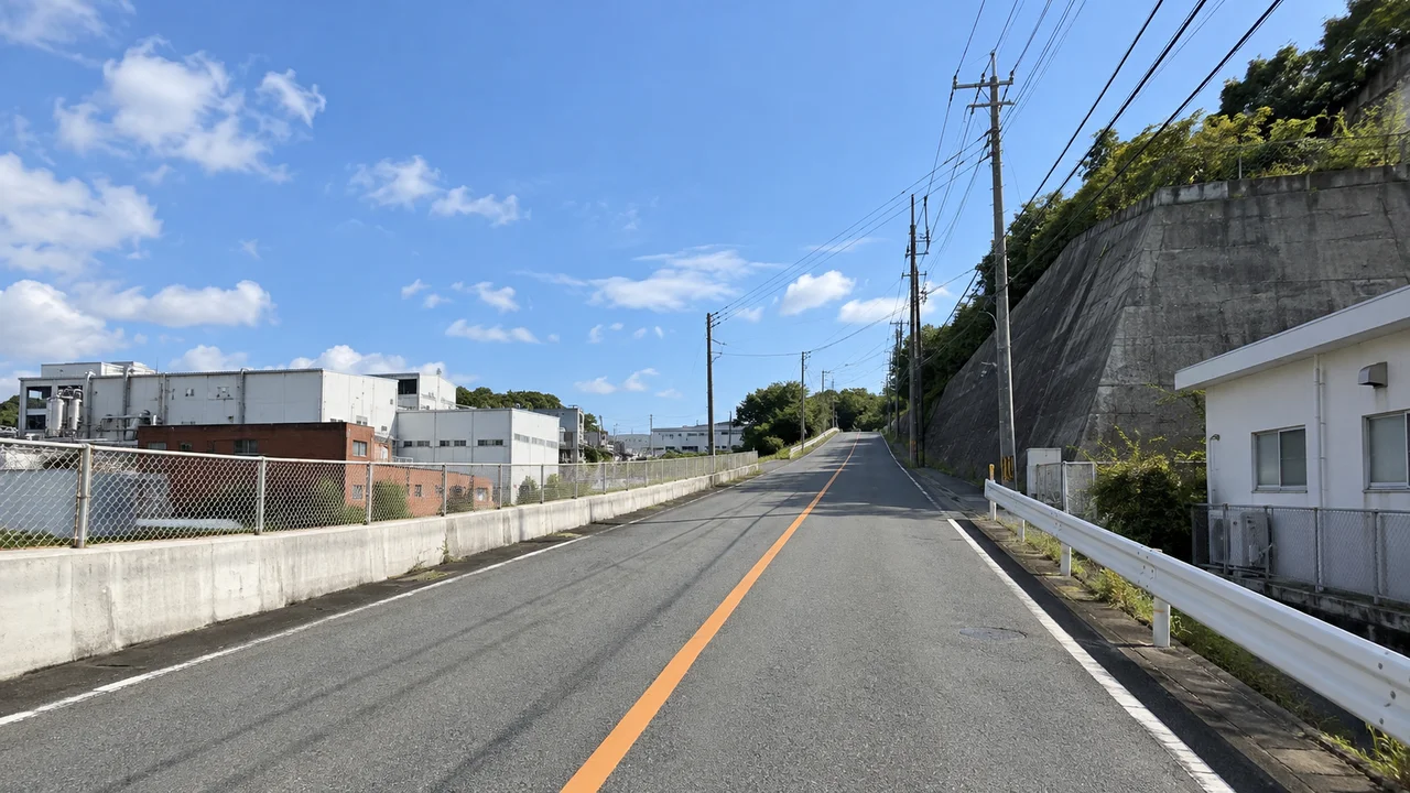 三菱重工前で、最初の上り下り・三菱重工前の坂・東南東向き(AI生成の参考イメージ)