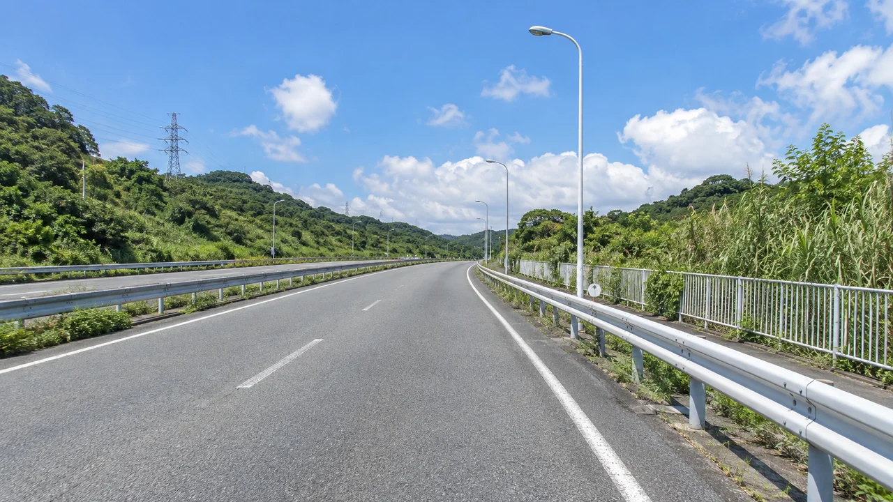 平和祈念公園へ向かって上る・南風原の広い道路・南向き（AI生成の参考イメージ）