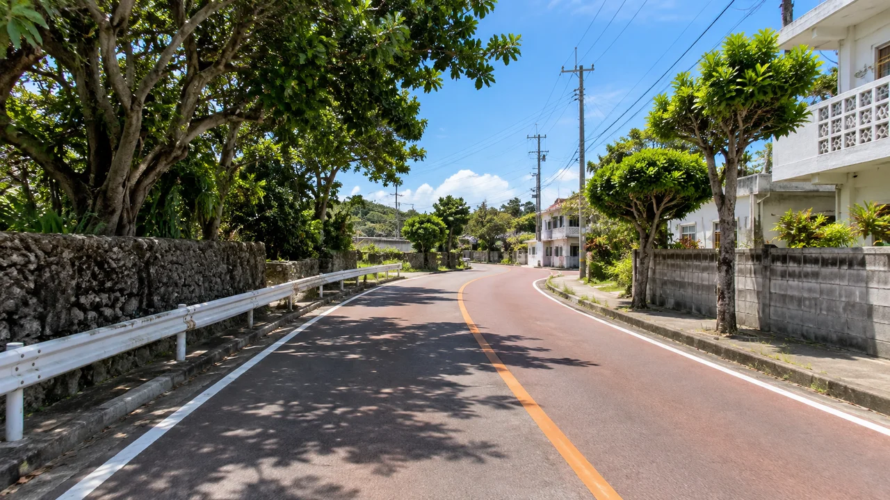 下りが増えても、一直線には下れない・糸満市伊原の道路・西北西向き（AI生成の参考イメージ）
