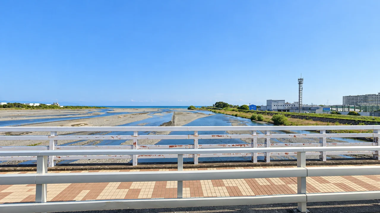 海沿いに出て、久能の長い直線へ・南安倍川橋から河口を見る（AI生成の参考イメージ）