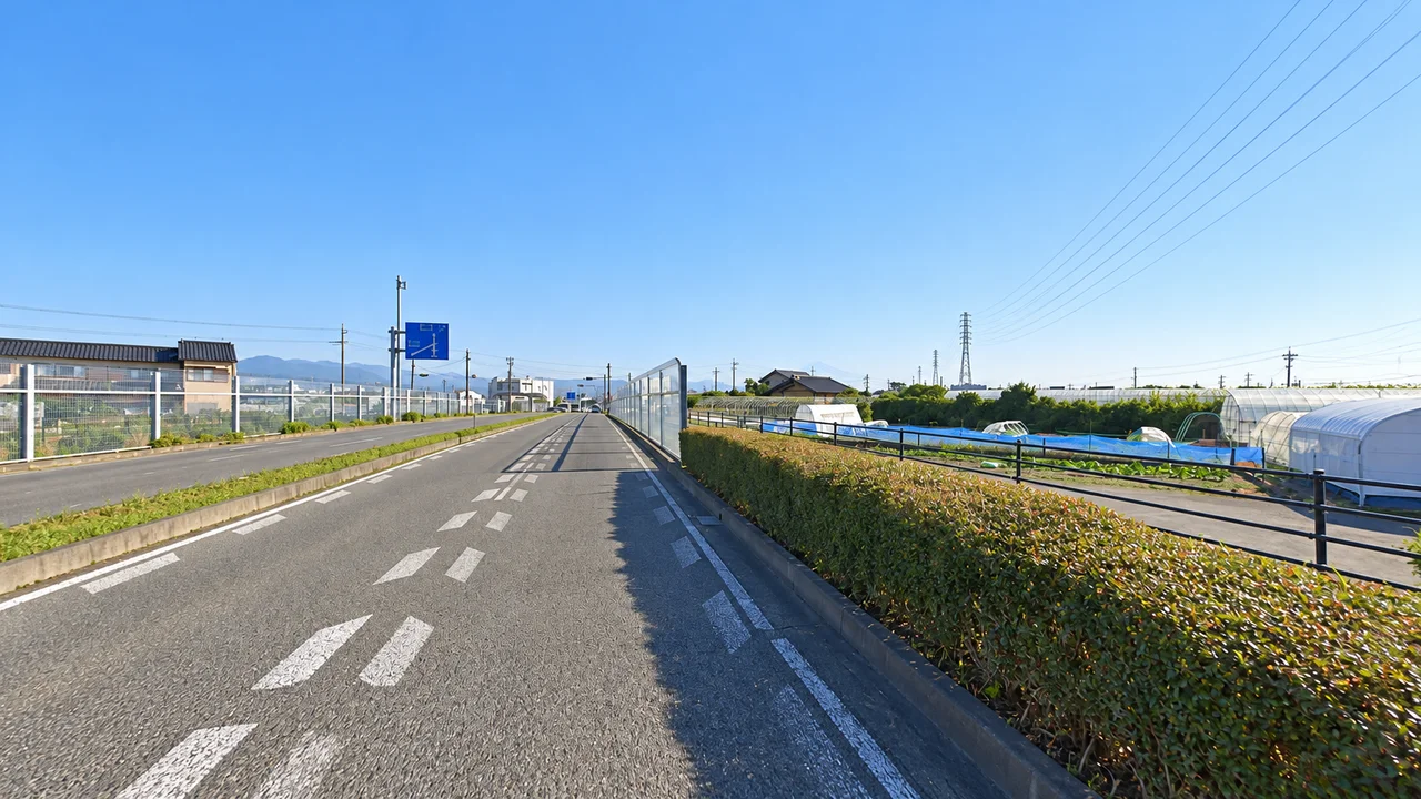 海沿いで折り返してから、清水市街へ・海沿いを離れて清水へ向かう道路（AI生成の参考イメージ）