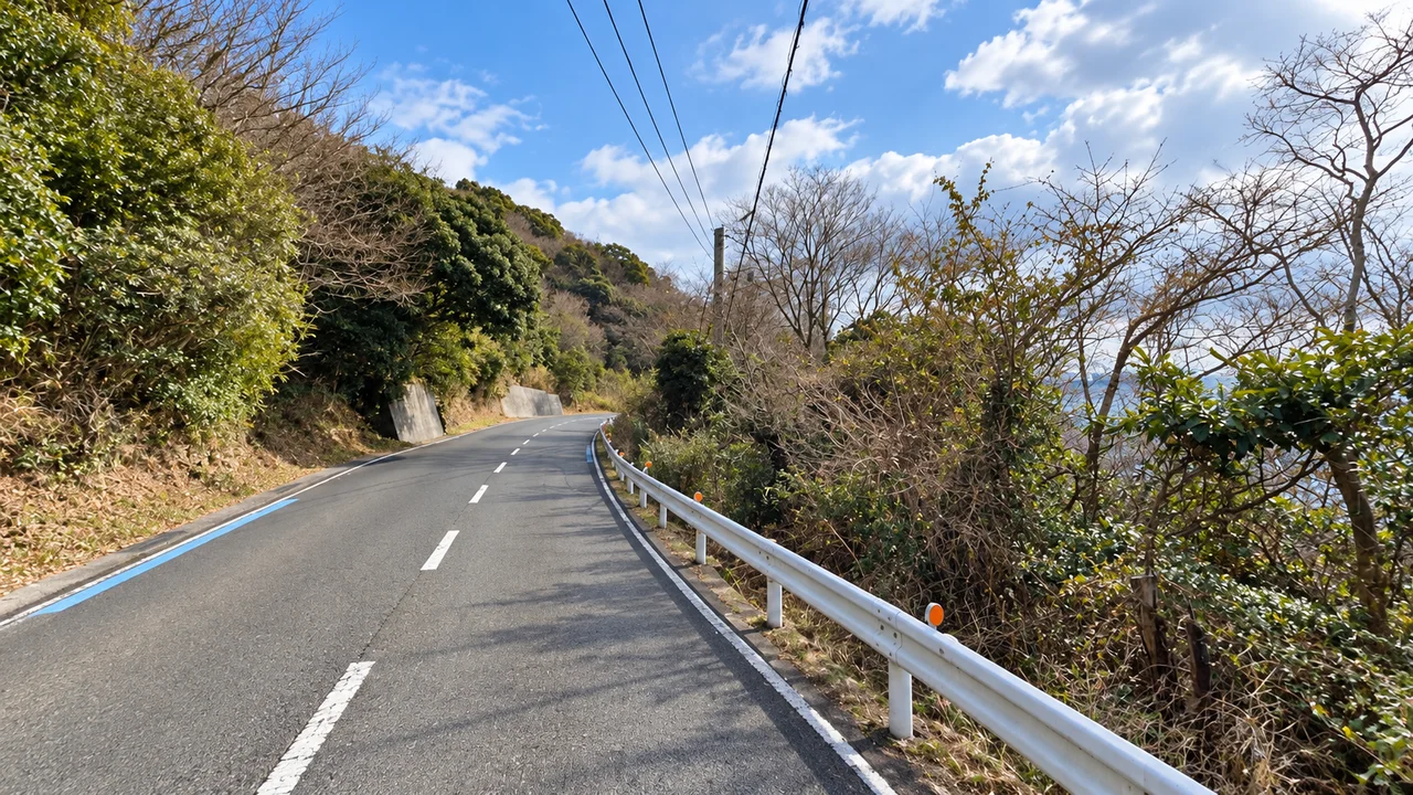 雑賀崎は、曲がりながら坂を越える・雑賀崎のカーブと坂(AI生成の参考イメージ)